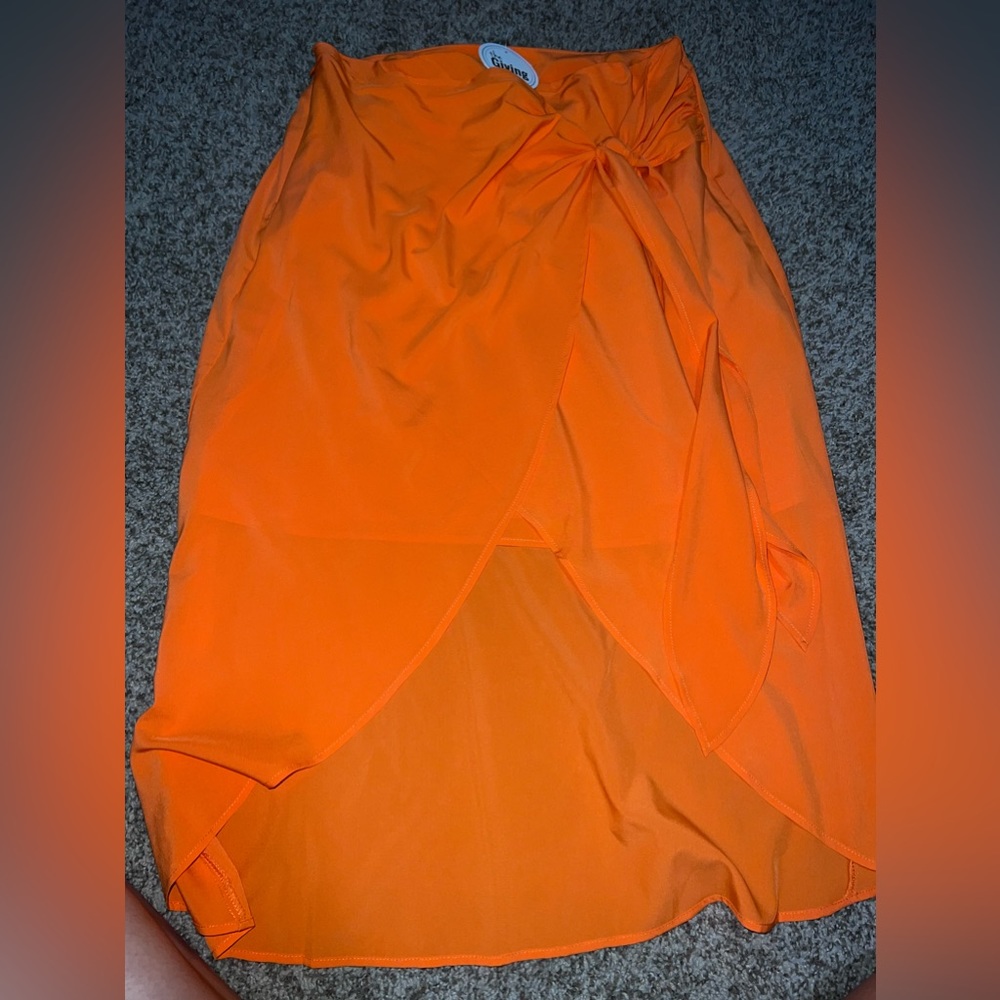 It’s Giving - High Low Skirt - size large